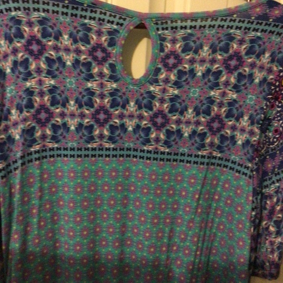 Women’s Top - Picture 3 of 3